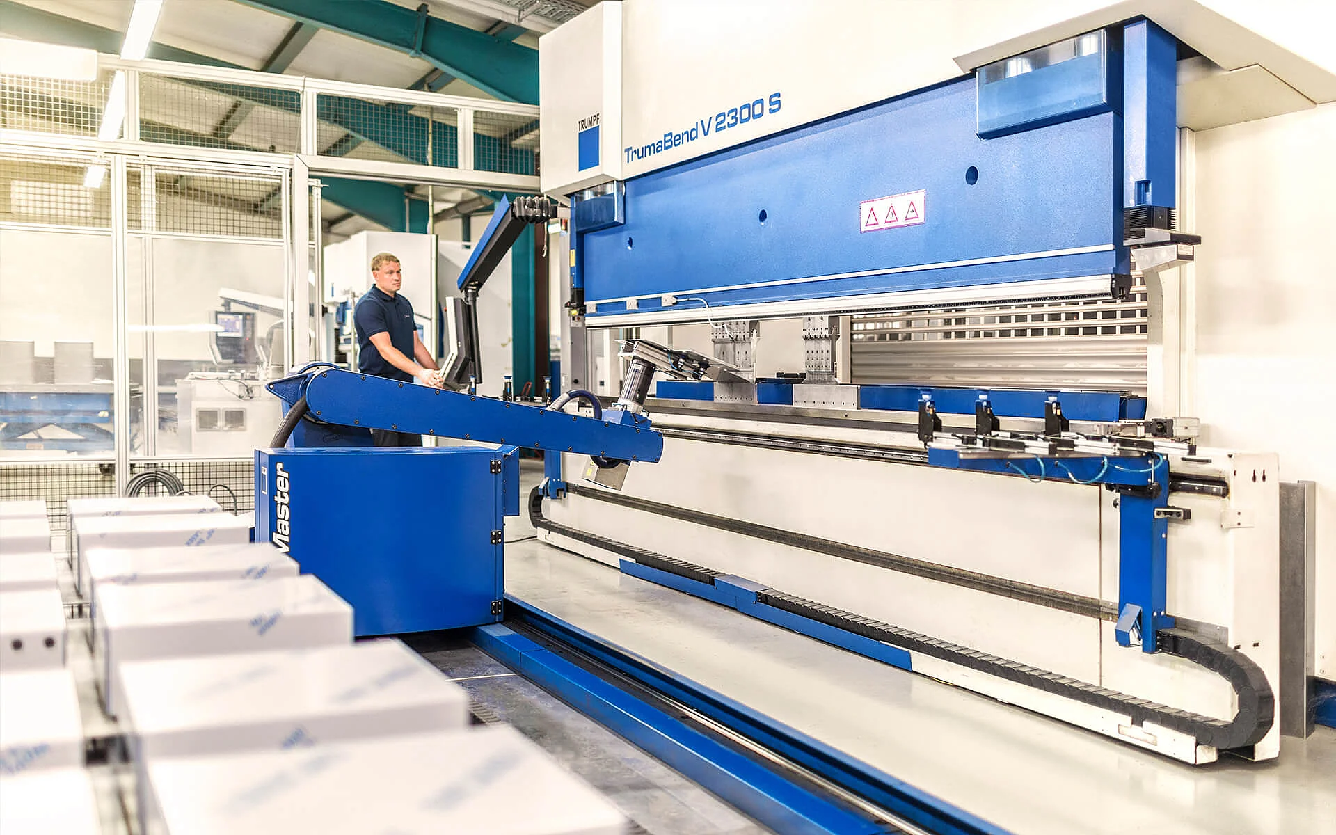 Schimscha Mitarbeiter an der Abkantmaschine